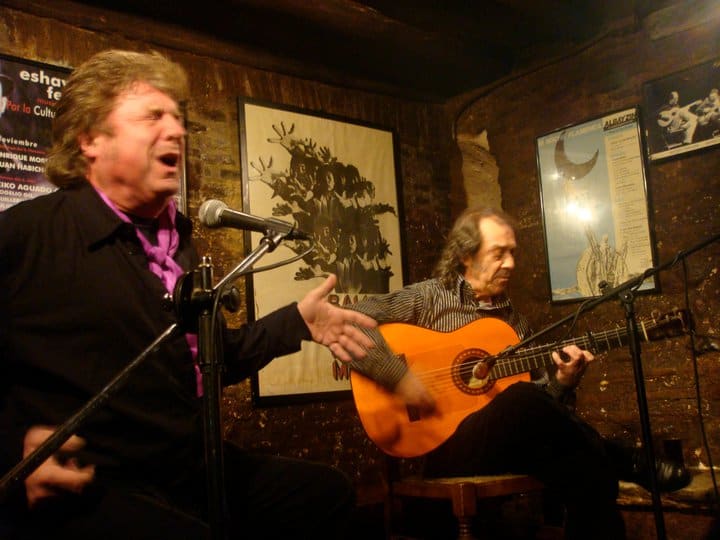 Desde su inauguración en 1989 han pasado por el Eshavira Club, los mejores músicos y artistas del flamenco y jazz del país y una amplia representación internacional.